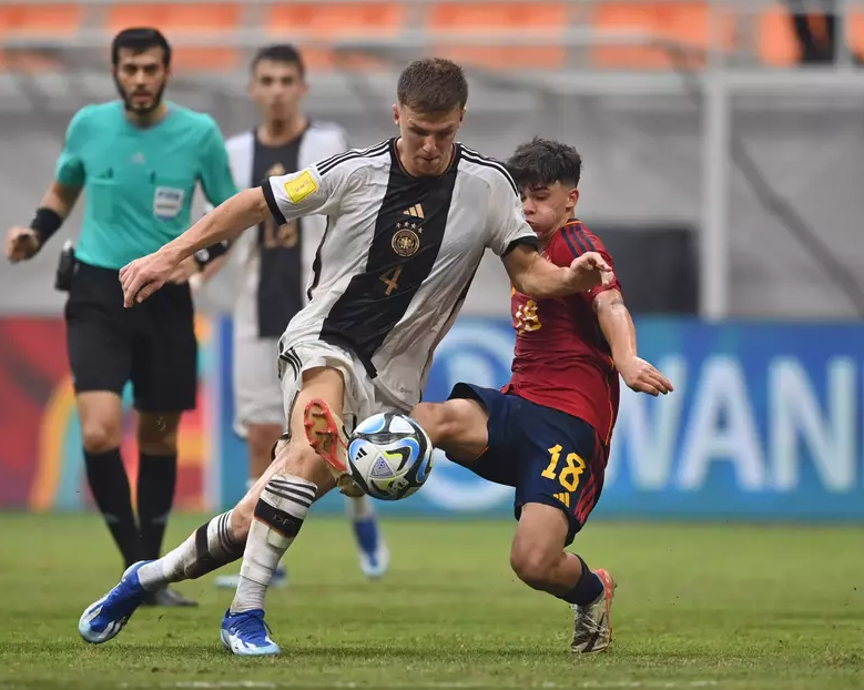 荷甲今晨走向成谜，莱比锡队长鼓劲，质疑声仍在，球探报告显示潜力(莱比锡红牛赛程)